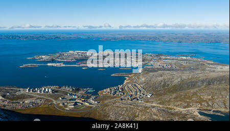 Greenlands Hauptstadt Nuuk - größte Stadt in Grönland Luftaufnahme. Drone Foto von Nuuk aus Luft, aka Godthåb vom Berg Sermitsiaq gesehen auch Nuup Kangerlua Fjord. Stockfoto