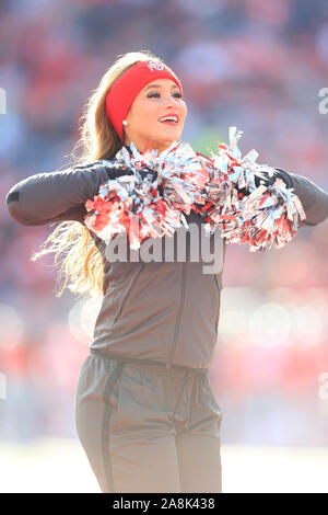 Columbus, Ohio, USA. 9 Nov, 2019. Ohio State Buckeyes Cheerleader während der NCAA Football Spiel zwischen dem Maryland Dosenschildkröten & Ohio State Buckeyes am Ohio Stadium in Columbus, Ohio. JP Waldron/Cal Sport Media/Alamy leben Nachrichten Stockfoto