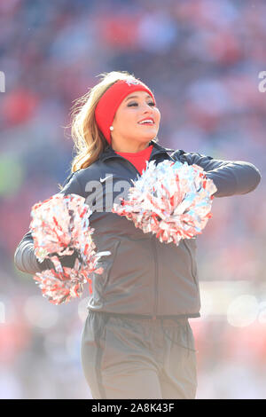Columbus, Ohio, USA. 9 Nov, 2019. Ohio State Buckeyes Cheerleader während der NCAA Football Spiel zwischen dem Maryland Dosenschildkröten & Ohio State Buckeyes am Ohio Stadium in Columbus, Ohio. JP Waldron/Cal Sport Media/Alamy leben Nachrichten Stockfoto