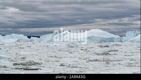Eisberg Antenne drone Bild - riesige Eisberge in der Diskobucht auf Grönland floating in Ilulissat Eisfjord von schmelzenden Gletscher Sermeq Kujalleq Gletscher, Jakobhavns Gletscher. Die globale Erwärmung, Klimawandel Stockfoto