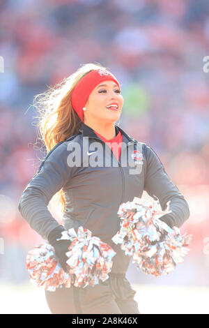 Columbus, Ohio, USA. 9 Nov, 2019. Ohio State Buckeyes Cheerleader während der NCAA Football Spiel zwischen dem Maryland Dosenschildkröten & Ohio State Buckeyes am Ohio Stadium in Columbus, Ohio. JP Waldron/Cal Sport Media/Alamy leben Nachrichten Stockfoto