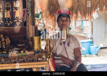 Einen langen Hals Frau oder Paduang, Teil der Karen im Norden von Thailand im traditionellen Bergdorf. Stockfoto