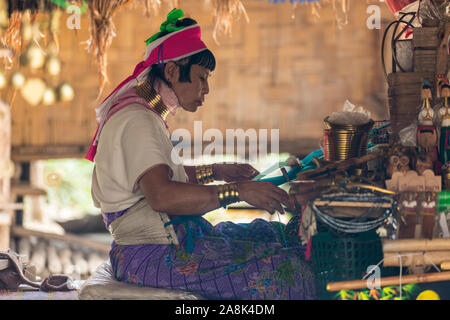 Einen langen Hals Frau oder Paduang, Teil der Karen im Norden von Thailand im traditionellen Bergdorf. Stockfoto