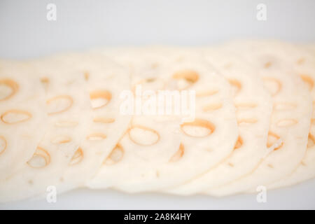 Scheiben frischen Lotus root auf weißem Hintergrund - isoliert (Asiatische Zutaten) - Bild Stockfoto