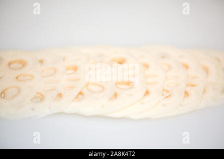 Scheiben frischen Lotus root auf weißem Hintergrund - isoliert (Asiatische Zutaten) - Bild Stockfoto