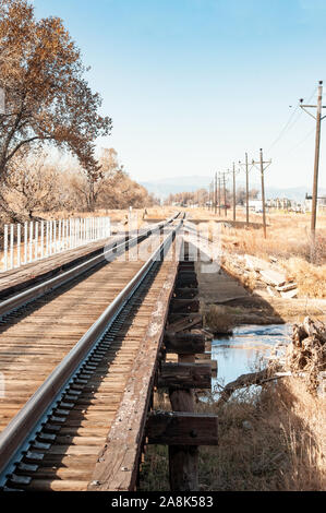 Eisenbahnbrücke über den Cache La Poudre Fluß Stockfoto