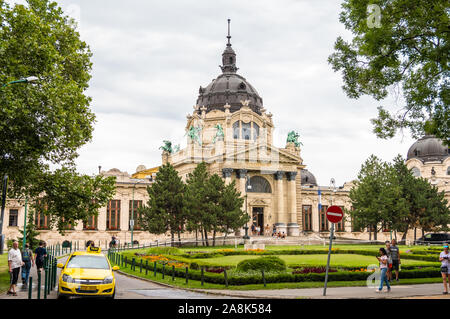 Budapest, Ungarn - 8. August 2019: Szechenyi Furdo das berühmte Széchenyi Thermalbäder in Budapest, Ungarn Stockfoto