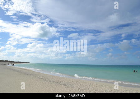 Kleine surf und Sky im kubanischen Strand Stockfoto