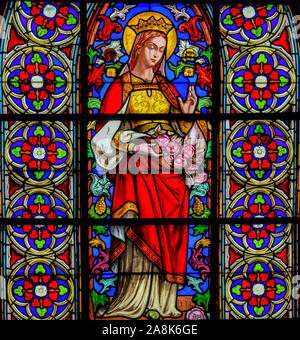 Glasmalereien in der Kirche von St. Martin in St Valery sur Somme, Frankreich, Darstellung der Heiligen Elisabeth Stockfoto