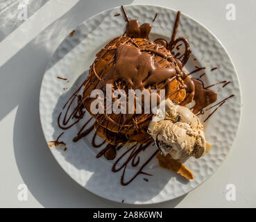 Pfannkuchen mit Chocolata und ein Scoup Eis, Ansicht von oben Stockfoto