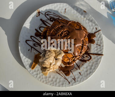 Pfannkuchen mit Chocolata und ein Scoup Eis, Ansicht von oben Stockfoto