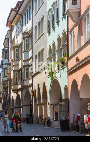 Bozen, Italien - 20. JULI 2019 - der Altstadt von Bozen, mit seinen bunten Häusern Stockfoto