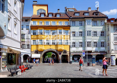 Bozen, Italien - Juli 20, 2019 - Piazza del Municipio ist das Zentrum der Altstadt von Bozen, mit der Stadt Halle und ihrer neo-barocken Stuckarbeiten Stockfoto