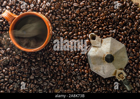 Dampfende Tasse der Mexikanischen Kaffee und dunkel geröstete Kaffeebohnen mit Espresso pot. Rustikal. Hintergrund oder verwenden Sie für Menüs, Cafés, Restaurants, etc.