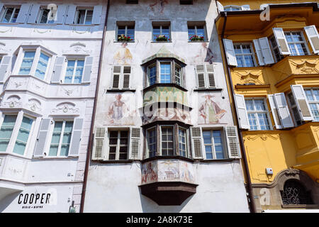 Bozen, Italien - Juli 20, 2019 - Piazza del Municipio ist das Zentrum der Altstadt von Bozen, mit der Stadt Halle und ihrer neo-barocken Stuckarbeiten Stockfoto