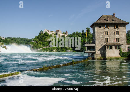 Der Rheinfall, der mächtigste Wasserfall Europas, sind am Hochrhein an der Grenze zwischen den Kantonen Schaffhausen und Zürich entfernt. Stockfoto