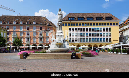 Bozen, Italien - Juli 20, 2019 - Als das Wohnzimmer von Bozen, Piazza Walther von der Vogelweide ist der Hauptplatz der Stadt Stockfoto