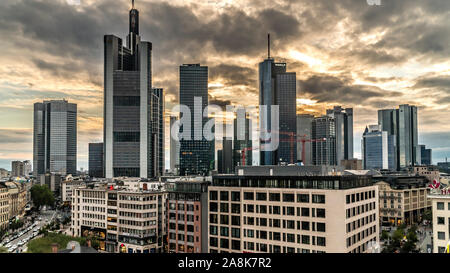 FRANKFURT, DEUTSCHLAND: Oktober 5th, 2019: Blick auf die Stadt von Frankfurt mit dramatischen Wolken Stockfoto