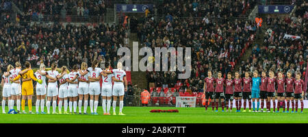 London, Großbritannien. 09 Nov, 2019. England und Deutschland Teams für ein paar Minuten der Stille für Armistice Day (tatsächliche Datum Nov 11.) bevor der Frauen internationale freundlich zwischen England und Deutschland im Wembley Stadion in London, England. Deutschland schließlich gewann das Spiel 2-1 mit der Sieger kommt in der 90. Minute. Credit: SPP Sport Presse Foto. /Alamy leben Nachrichten Stockfoto
