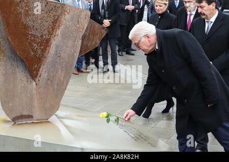 Berlin, Deutschland. 9 Nov, 2019. Deutsche Präsident Frank-Walter Steinmeier (Vorne) legt eine Blume während einer Gedenkfeier zum 30. Jahrestag des Mauerfalls in Berlin, Hauptstadt der Bundesrepublik Deutschland, am 9. November 2019. Deutschland markiert den 30. Jahrestag des Falls der Berliner Mauer am Samstag. Credit: Shan Yuqi/Xinhua/Alamy leben Nachrichten Stockfoto