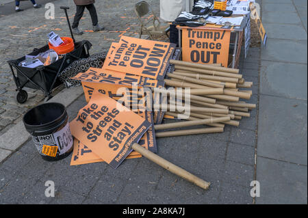 New York City, NY/USA - 11/09/2019: Demonstranten bei einer Anti-Trumpf/Pence Rallye in Downtown NYC Stockfoto