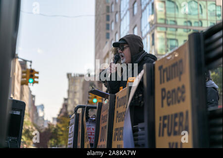 New York City, NY/USA - 11/09/2019: Demonstranten bei einer Anti-Trumpf/Pence Rallye in Downtown NYC Stockfoto