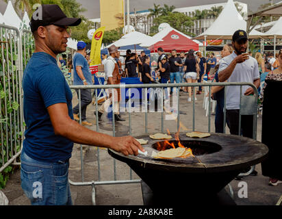 Ein Mann der Vorbereitung ein Pfannkuchen auf einer traditionellen Holzkohle Grill Stockfoto