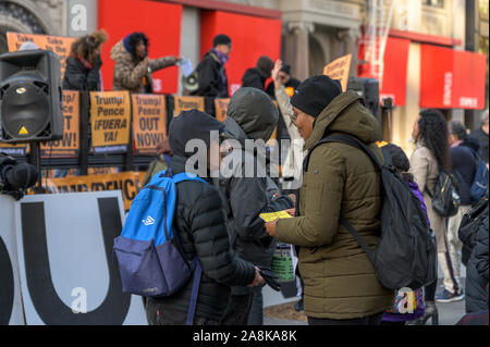 New York City, NY/USA - 11/09/2019: Demonstranten bei einer Anti-Trumpf/Pence Rallye in Downtown NYC Stockfoto