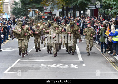 Mitglieder von 131 unabhängigen Commando Sqn RE militärische Einheit während des Herrn Bürgermeister Show in London. Die traditionelle jährliche Prozession zusammen über 6.500 Menschen bringt, 120 Pferde und über 60 geschmückten Wagen in einem großen Spektakel, stammt aus dem 13. Jahrhundert. Es ist 3 km lang und reist von Mansion House, Royal Courts of Justice, wo der Herr Bürgermeister einen Eid der Treue zu den souveränen nimmt vor dem Lord Chief Justice. Stockfoto