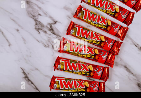 New York NY 08.November 2019: Twix Schokoriegel mit Karamel und Milchschokolade von Mars, Inc. Stockfoto