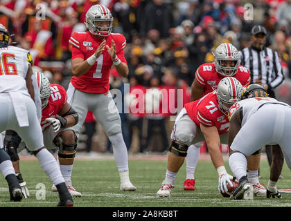 Columbus, Ohio, USA. 9 Nov, 2019. Ohio State Buckeyes Quarterback Justin Felder (1) bereitet die Snap in der ersten Hälfte des Spiels zwischen dem Maryland Dosenschildkröten und die Ohio State Buckeyes am Ohio Stadium, Columbus, Ohio. Credit: Scott Stuart/ZUMA Draht/Alamy leben Nachrichten Stockfoto