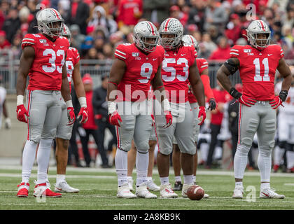 Columbus, Ohio, USA. 9 Nov, 2019. Die Ohio State Buckeyes Verteidigung-Leitungen, die in der ersten Hälfte des Spiels zwischen dem Maryland Dosenschildkröten und die Ohio State Buckeyes am Ohio Stadium, Columbus, Ohio. Credit: Scott Stuart/ZUMA Draht/Alamy leben Nachrichten Stockfoto