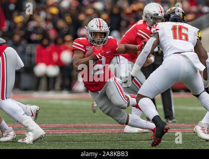 Columbus, Ohio, USA. 9 Nov, 2019. Ohio State Buckeyes zurück läuft, J.K. Dobbins (2) trägt den Ball in der ersten Hälfte des Spiels zwischen dem Maryland Dosenschildkröten und die Ohio State Buckeyes am Ohio Stadium, Columbus, Ohio. Credit: Scott Stuart/ZUMA Draht/Alamy leben Nachrichten Stockfoto