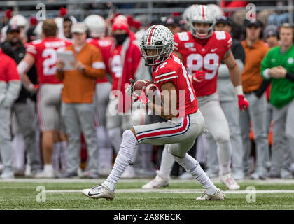 Columbus, Ohio, USA. 9 Nov, 2019. Ohio State Buckeyes wide receiver Chris Olave (17) fängt einen Pass in der ersten Hälfte des Spiels zwischen dem Maryland Dosenschildkröten und die Ohio State Buckeyes am Ohio Stadium, Columbus, Ohio. Credit: Scott Stuart/ZUMA Draht/Alamy leben Nachrichten Stockfoto