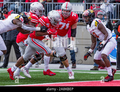 Columbus, Ohio, USA. 9 Nov, 2019. Ohio State Buckeyes zurück läuft, J.K. Dobbins (2) Kerben auf einem Run in der ersten Hälfte des Spiels zwischen dem Maryland Dosenschildkröten und die Ohio State Buckeyes am Ohio Stadium, Columbus, Ohio. Credit: Scott Stuart/ZUMA Draht/Alamy leben Nachrichten Stockfoto