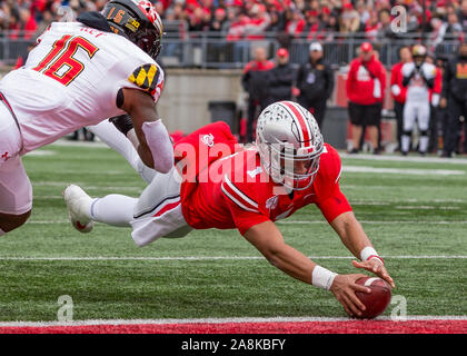 Columbus, Ohio, USA. 9 Nov, 2019. Ohio State Buckeyes Quarterback Justin Felder (1) Erstreckt sich der Ball nach einem Touchdown in der ersten Hälfte des Spiels zwischen dem Maryland Dosenschildkröten und die Ohio State Buckeyes am Ohio Stadium, Columbus, Ohio. Credit: Scott Stuart/ZUMA Draht/Alamy leben Nachrichten Stockfoto
