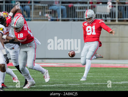 Columbus, Ohio, USA. 9 Nov, 2019. Ohio State Buckeyes Börsenspekulant Drue Chrisman (91) Punts in der zweiten Hälfte des Spiels zwischen dem Maryland Dosenschildkröten und die Ohio State Buckeyes am Ohio Stadium, Columbus, Ohio. Credit: Scott Stuart/ZUMA Draht/Alamy leben Nachrichten Stockfoto