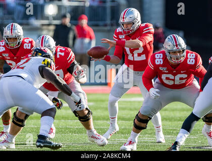 Columbus, Ohio, USA. 9 Nov, 2019. Ohio State Buckeyes quarterback Gunnar Hoak (12) nimmt den Snap in der zweiten Hälfte des Spiels zwischen dem Maryland Dosenschildkröten und die Ohio State Buckeyes am Ohio Stadium, Columbus, Ohio. Credit: Scott Stuart/ZUMA Draht/Alamy leben Nachrichten Stockfoto
