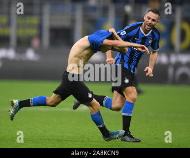 Mailand, Italien. 9 Nov, 2019. FC Inter Nicolo Barella (L) feiert während einer Serie ein Fußballspiel zwischen dem FC Inter- und Hellas Verona in Mailand, Italien, 9. November 2019. Credit: Alberto Lingria/Xinhua/Alamy leben Nachrichten Stockfoto