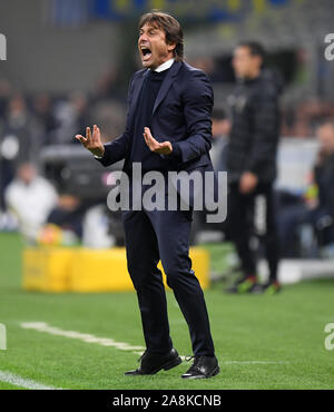 Mailand, Italien. 9 Nov, 2019. FC Inter Trainer Antonio Conte reagiert während einer Serie ein Fußballspiel zwischen dem FC Inter- und Hellas Verona in Mailand, Italien, 9. November 2019. Credit: Alberto Lingria/Xinhua/Alamy leben Nachrichten Stockfoto