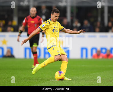 Mailand, Italien. 9 Nov, 2019. Hellas Verona Valerio Verre schießt eine Strafe während einer Serie ein Fußballspiel zwischen dem FC Inter- und Hellas Verona in Mailand, Italien, 9. November 2019. Credit: Alberto Lingria/Xinhua/Alamy leben Nachrichten Stockfoto