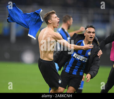 Mailand, Italien. 9 Nov, 2019. FC Inter Nicolo Barella (L) feiert während einer Serie ein Fußballspiel zwischen dem FC Inter- und Hellas Verona in Mailand, Italien, 9. November 2019. Credit: Alberto Lingria/Xinhua/Alamy leben Nachrichten Stockfoto