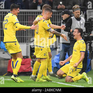 Mailand, Italien. 9 Nov, 2019. Hellas Verona Valerio Verre (R, vorne) feiert mit seinen Mannschaftskameraden während einer Serie ein Fußballspiel zwischen dem FC Inter- und Hellas Verona in Mailand, Italien, 9. November 2019. Credit: Alberto Lingria/Xinhua/Alamy leben Nachrichten Stockfoto