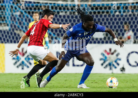 Riad, Saudi-Arabien. 9 Nov, 2019. Bafetibi Gomis von al-hilal Mias mit Daisuke Suzuki (L) der Urawa Red Diamonds während der ersten Etappe der 2019 AFC Champions League Finale zwischen Saudi-Arabien Al-Hilal und Japans Urawa Red Diamonds in Riad, der Hauptstadt Saudi-Arabiens, Nov. 9, 2019. Credit: Wu Zhizhao/Xinhua/Alamy leben Nachrichten Stockfoto