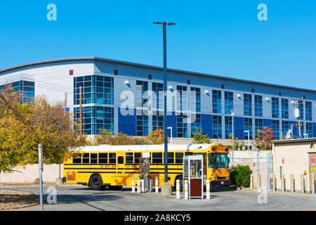 Gelb geringe Emissionen School Bus tanken sauberste Verbrennung alternativer Kraftstoff auf Erdgas CNG-Tankstellen im Besitz von PG&E Stockfoto