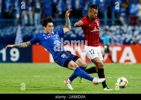 Riad, Saudi-Arabien. 9 Nov, 2019. Jang Hyun-soo (L) des Al-Hilal Mias mit Fabricio von Urawa Red Diamonds während der ersten Etappe der 2019 AFC Champions League Finale zwischen Saudi-Arabien Al-Hilal und Japans Urawa Red Diamonds in Riad, der Hauptstadt Saudi-Arabiens, Nov. 9, 2019. Credit: Wu Zhizhao/Xinhua/Alamy leben Nachrichten Stockfoto