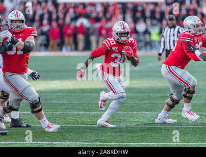 Columbus, Ohio, USA. 9 Nov, 2019. Ohio State Buckeyes zurück laufen Demario McCall (30) trägt den Ball in der zweiten Hälfte des Spiels zwischen dem Maryland Dosenschildkröten und die Ohio State Buckeyes am Ohio Stadium, Columbus, Ohio. Credit: Scott Stuart/ZUMA Draht/Alamy leben Nachrichten Stockfoto