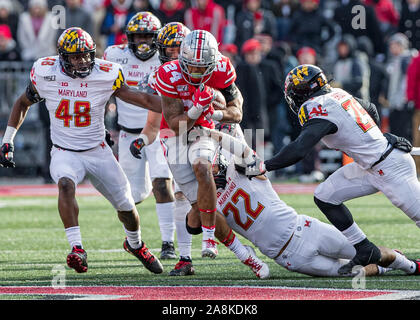 Columbus, Ohio, USA. 9 Nov, 2019. Ohio State Buckeyes zurück Marcus Crowley (24) trägt den Ball in der zweiten Hälfte des Spiels zwischen dem Maryland Dosenschildkröten und die Ohio State Buckeyes am Ohio Stadium, Columbus, Ohio. Credit: Scott Stuart/ZUMA Draht/Alamy leben Nachrichten Stockfoto