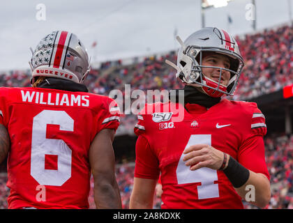 Columbus, Ohio, USA. 9 Nov, 2019. Ohio State Buckeyes Quarterback Chris Chugunov (4) feiert seinen Touchdown Pass in der zweiten Hälfte des Spiels zwischen dem Maryland Dosenschildkröten und die Ohio State Buckeyes am Ohio Stadium, Columbus, Ohio. Credit: Scott Stuart/ZUMA Draht/Alamy leben Nachrichten Stockfoto