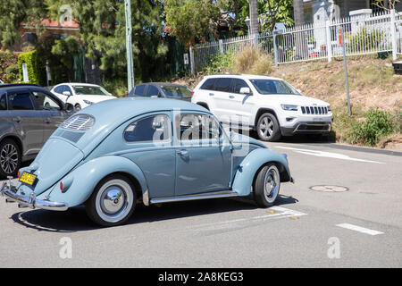 Klassisches Volkswagen Beetle Auto in hellblau Fahren auf einer Straße in Sydney, Australien Stockfoto